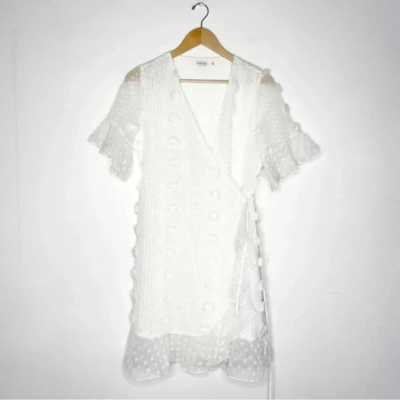 Avantlook White Wrap Dress Size Medium - Picture 2 of 7